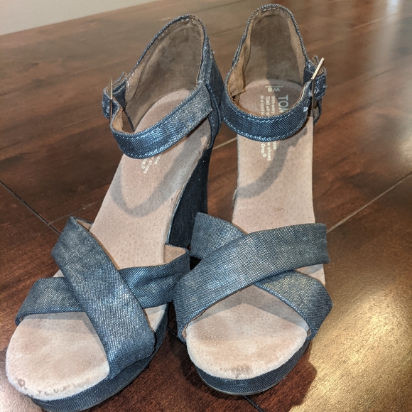 Toms Metallic Silver Wedge Sandals Sz 8 - Picture 2 of 9